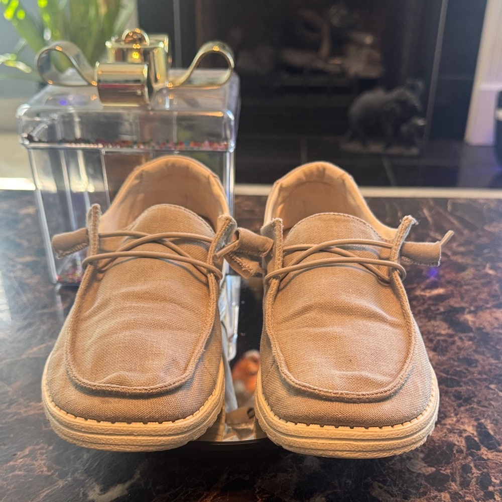 “SOLD” Hey Dude Wendy Chambray Light Grey Loafers - Women’s Size 8 - Picture 4 of 10